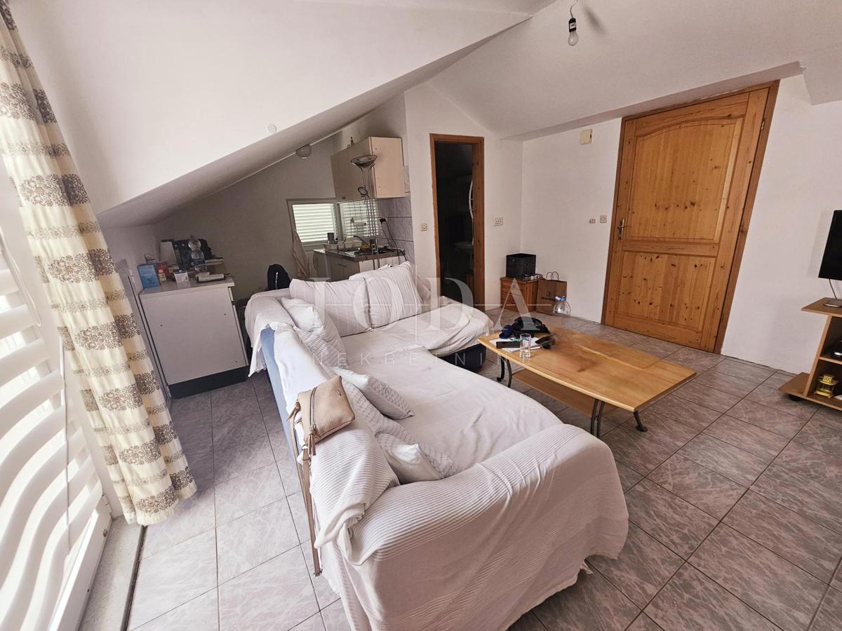 Samostojna hiša s tremi apartmaji, pogled morje - Malinska