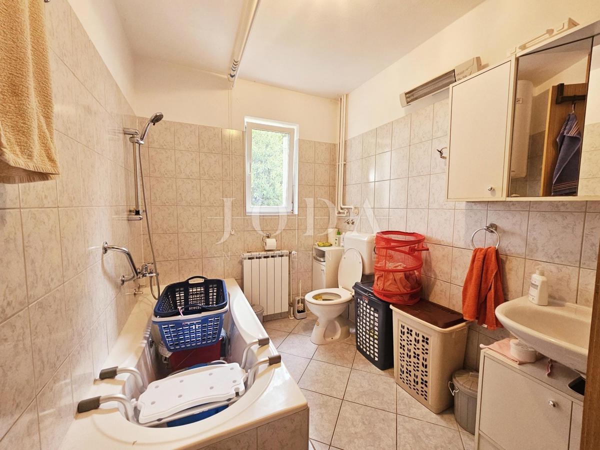 Samostojna hiša s tremi apartmaji, pogled morje - Malinska