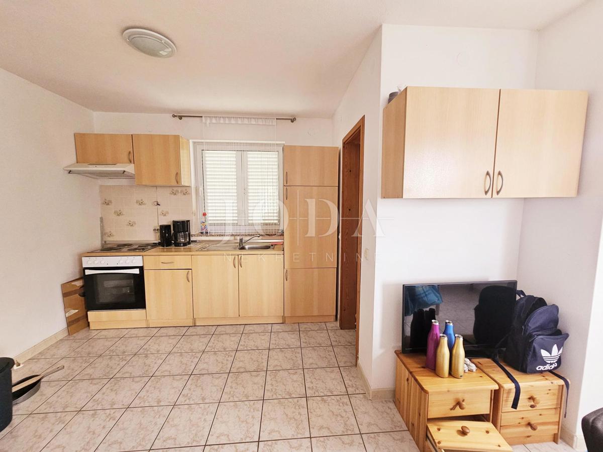Samostojna hiša s tremi apartmaji, pogled morje - Malinska