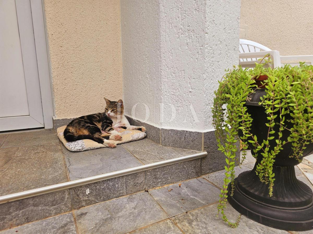 Samostojna hiša s tremi apartmaji, pogled morje - Malinska