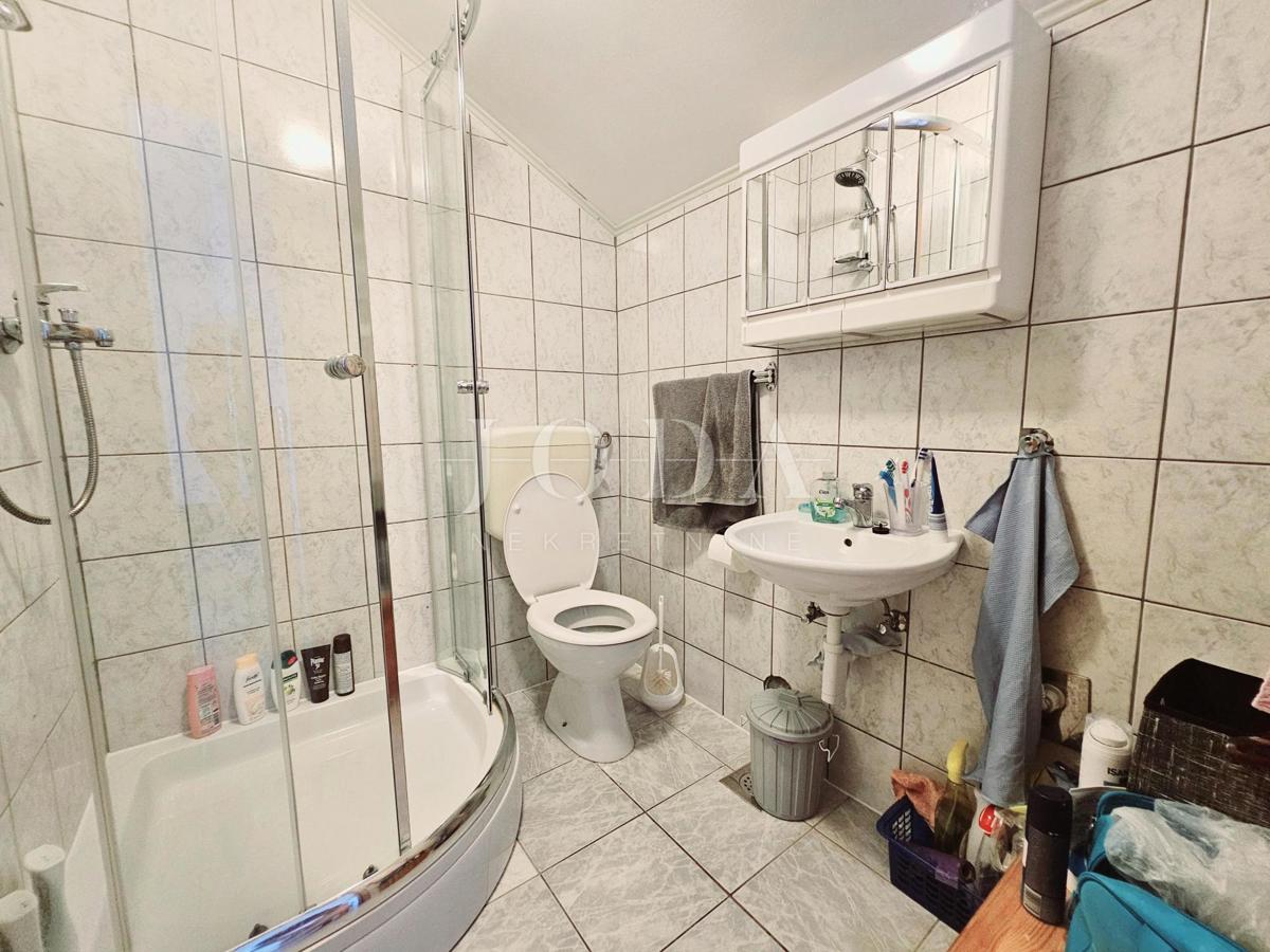 Samostojna hiša s tremi apartmaji, pogled morje - Malinska