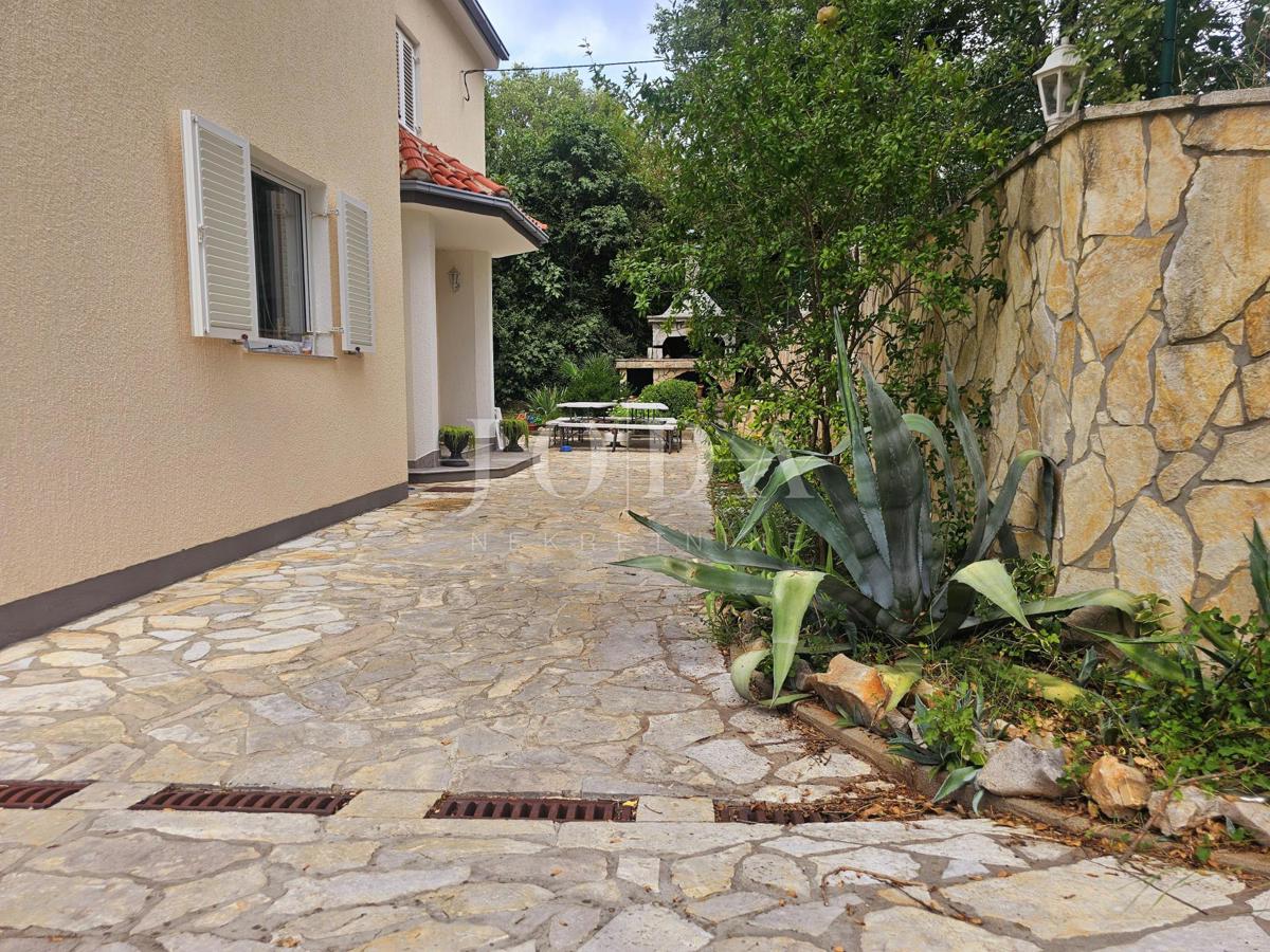 Samostojna hiša s tremi apartmaji, pogled morje - Malinska