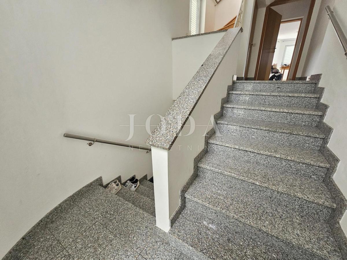 Samostojna hiša s tremi apartmaji, pogled morje - Malinska