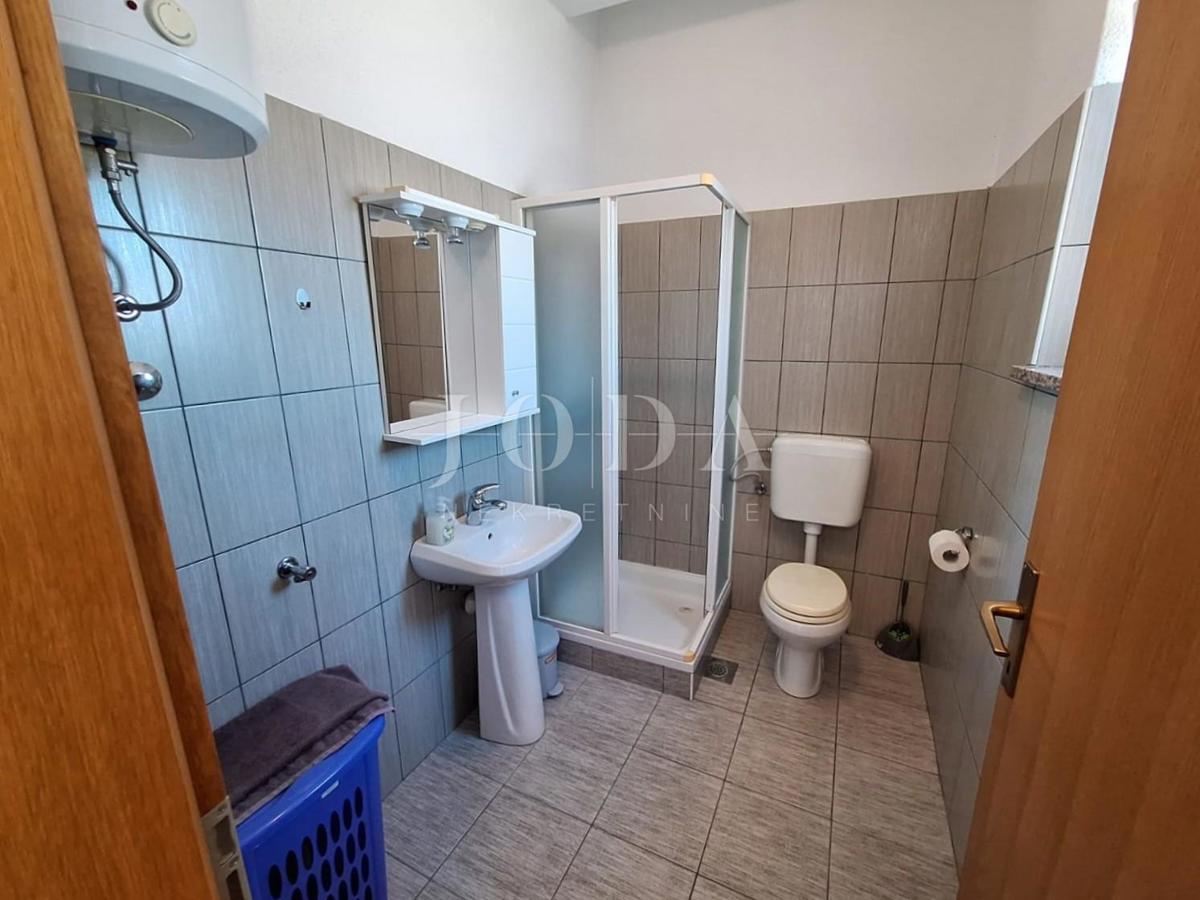 Dva apartmaja v Malinski, vrt, opremljeno!