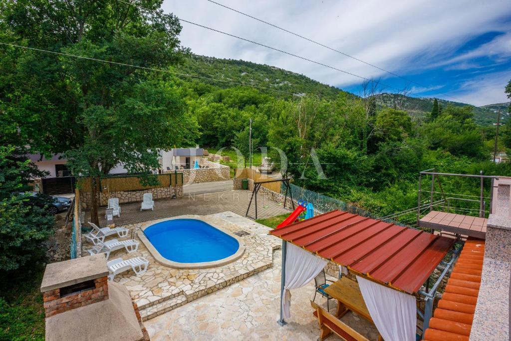 Hiša z bazenom in strešno teraso v Bribirju – Idealna za turistični najem | Kvarner