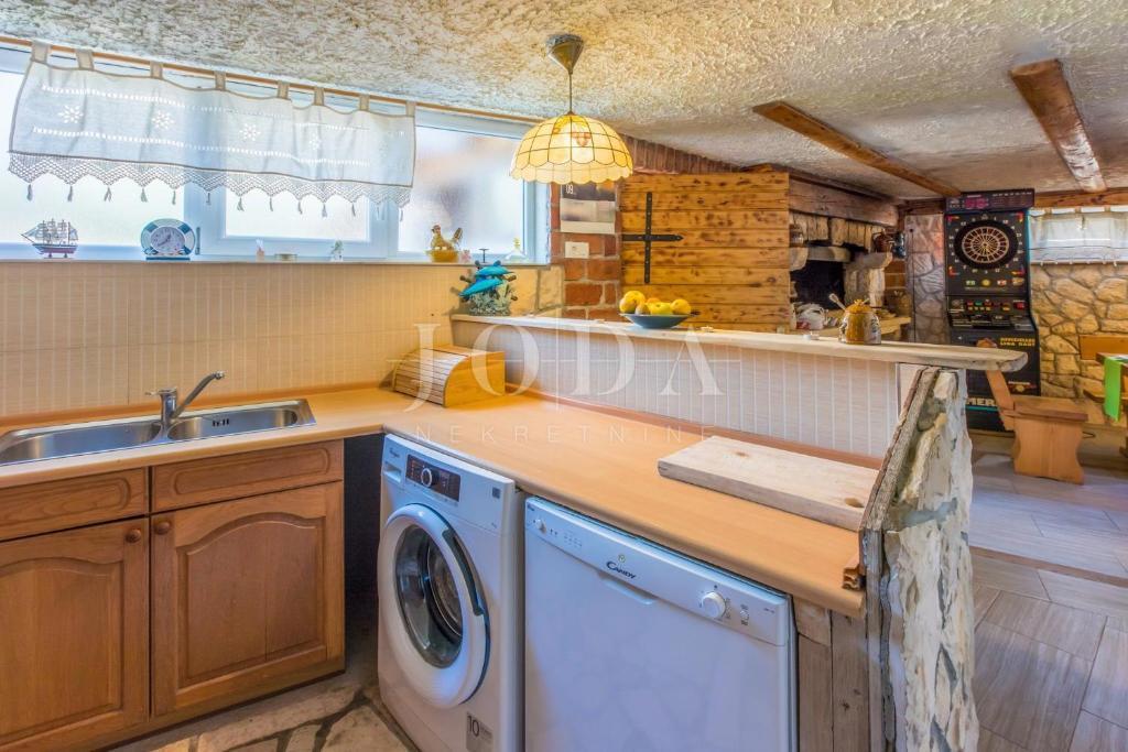 Hiša z bazenom in strešno teraso v Bribirju – Idealna za turistični najem | Kvarner