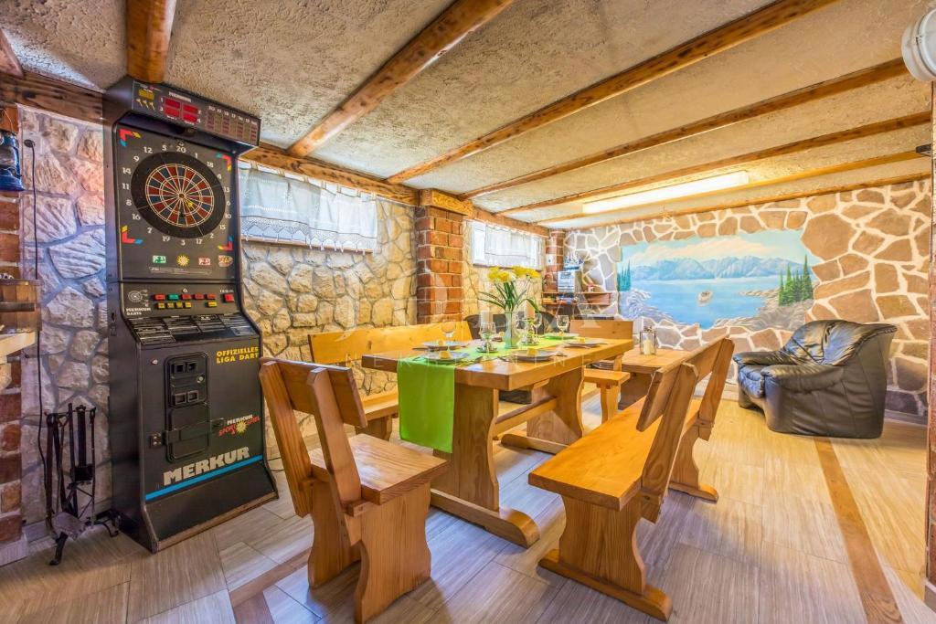 Hiša z bazenom in strešno teraso v Bribirju – Idealna za turistični najem | Kvarner