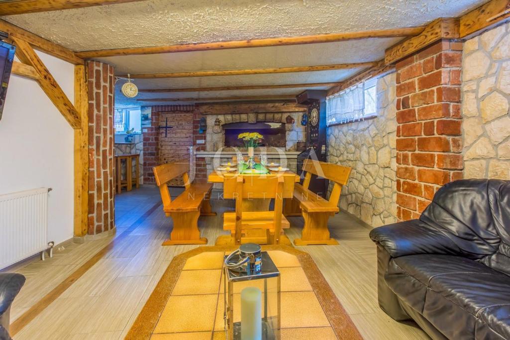 Hiša z bazenom in strešno teraso v Bribirju – Idealna za turistični najem | Kvarner