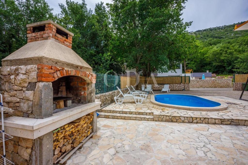 Hiša z bazenom in strešno teraso v Bribirju – Idealna za turistični najem | Kvarner