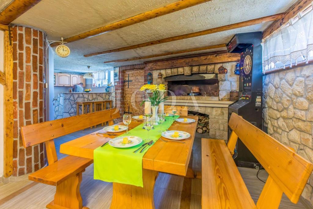 Hiša z bazenom in strešno teraso v Bribirju – Idealna za turistični najem | Kvarner