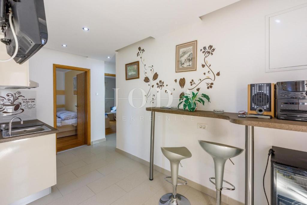 Hiša z bazenom in strešno teraso v Bribirju – Idealna za turistični najem | Kvarner