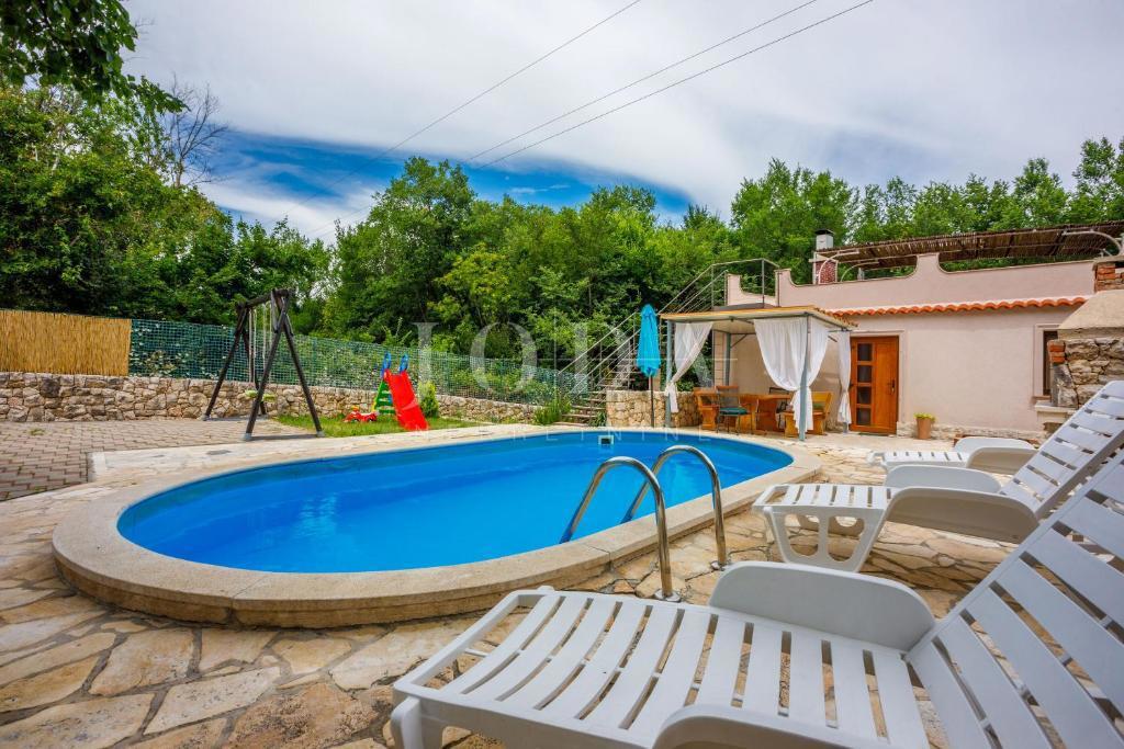 Hiša z bazenom in strešno teraso v Bribirju – Idealna za turistični najem | Kvarner