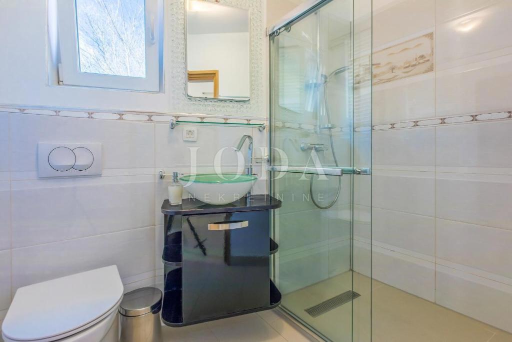 Hiša z bazenom in strešno teraso v Bribirju – Idealna za turistični najem | Kvarner