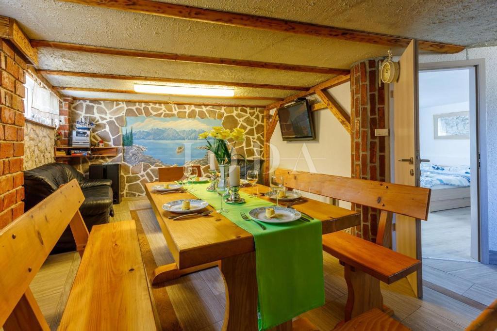 Hiša z bazenom in strešno teraso v Bribirju – Idealna za turistični najem | Kvarner