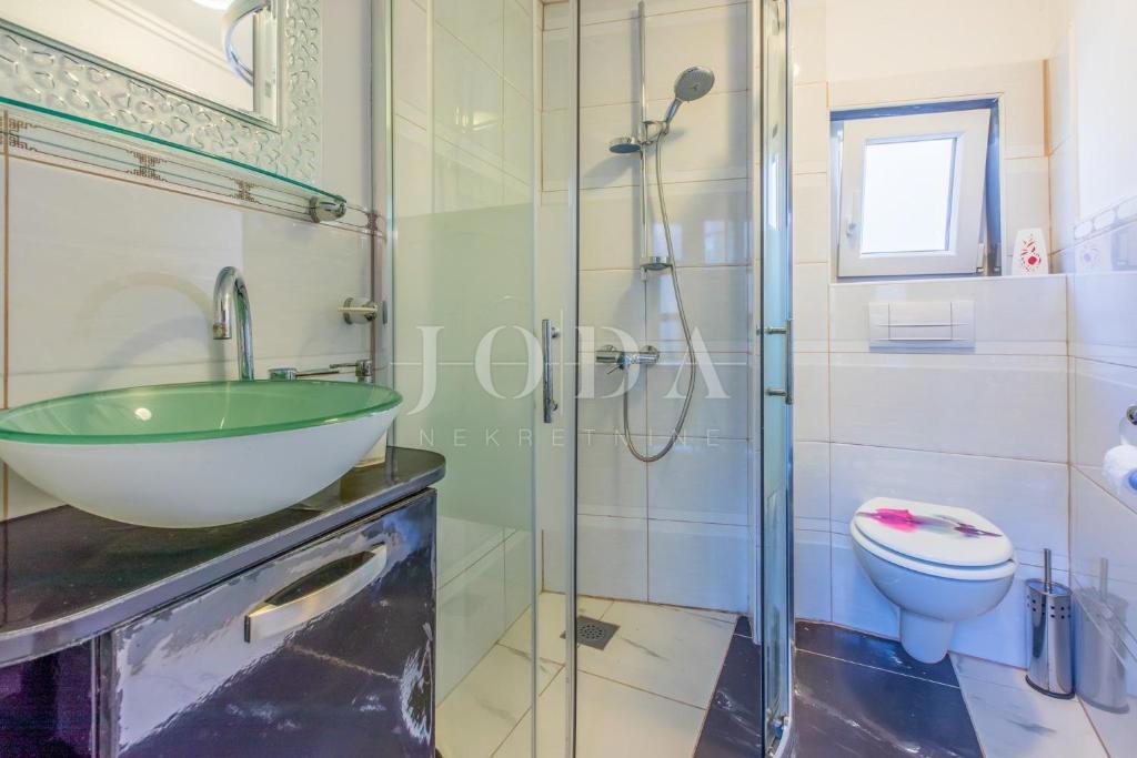 Hiša z bazenom in strešno teraso v Bribirju – Idealna za turistični najem | Kvarner