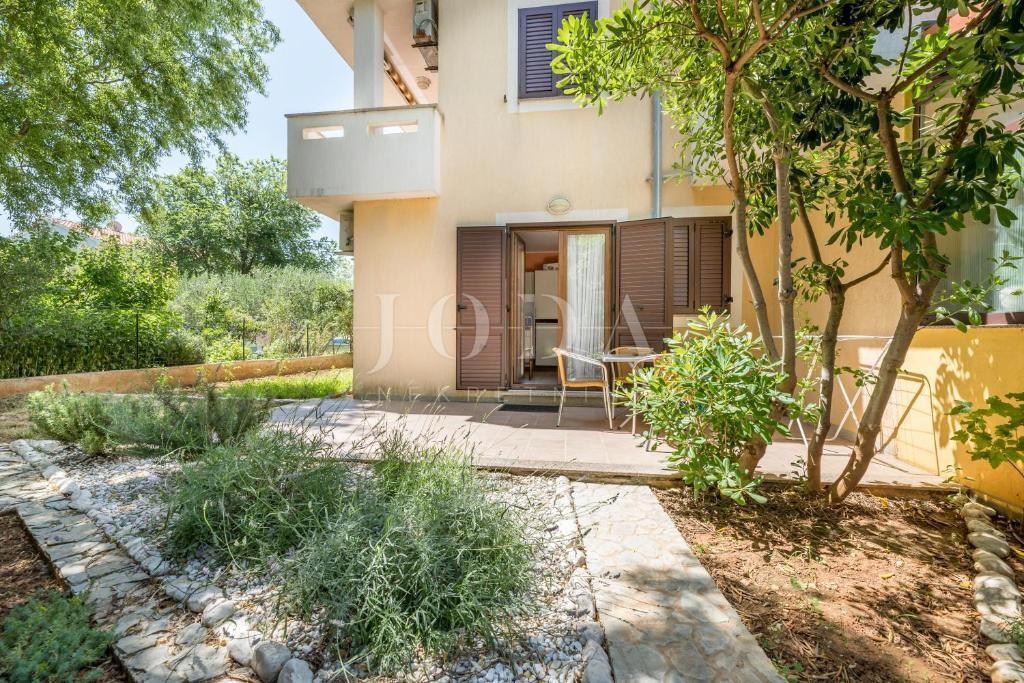 Prostorno stanovanje v pritličju z urejenim vrtom