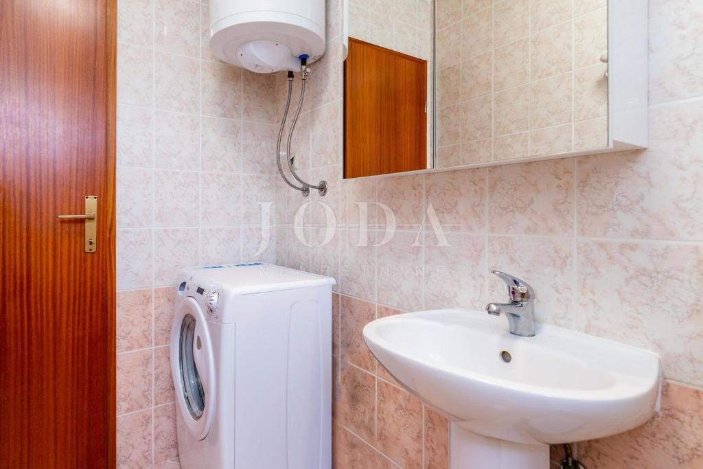 Prostorno stanovanje v pritličju z urejenim vrtom