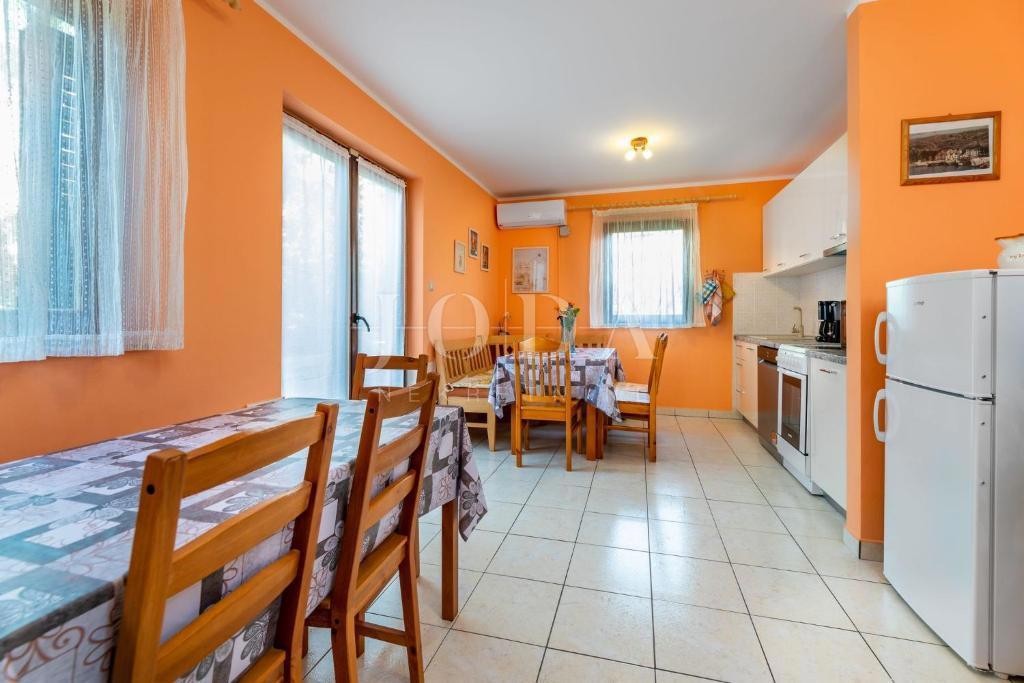 Prostorno stanovanje v pritličju z urejenim vrtom