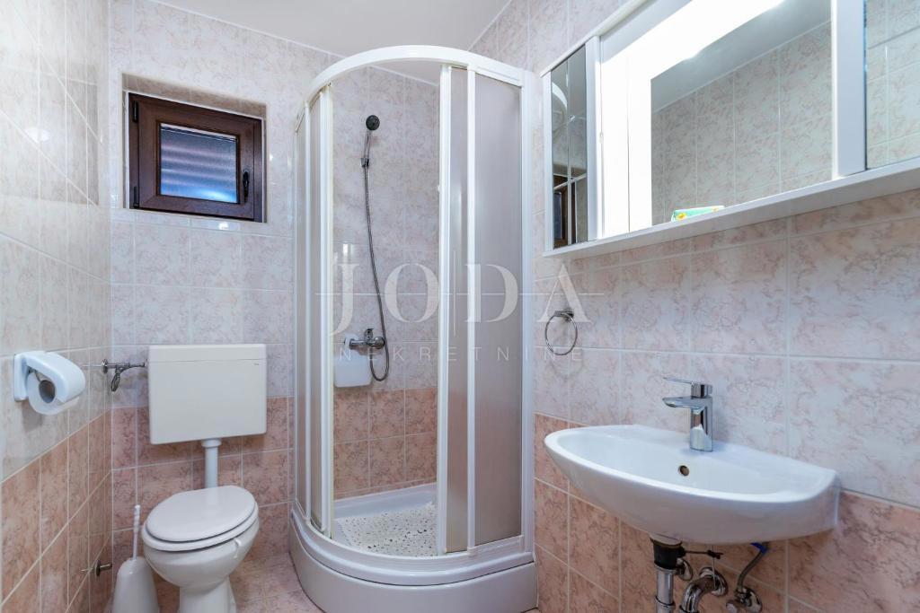 Prostorno stanovanje v pritličju z urejenim vrtom