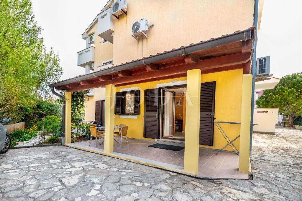 Prostorno stanovanje v pritličju z urejenim vrtom