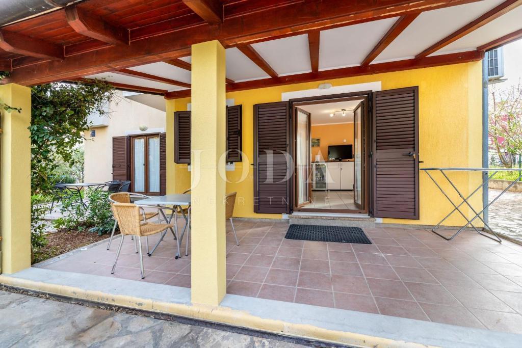 Prostorno stanovanje v pritličju z urejenim vrtom