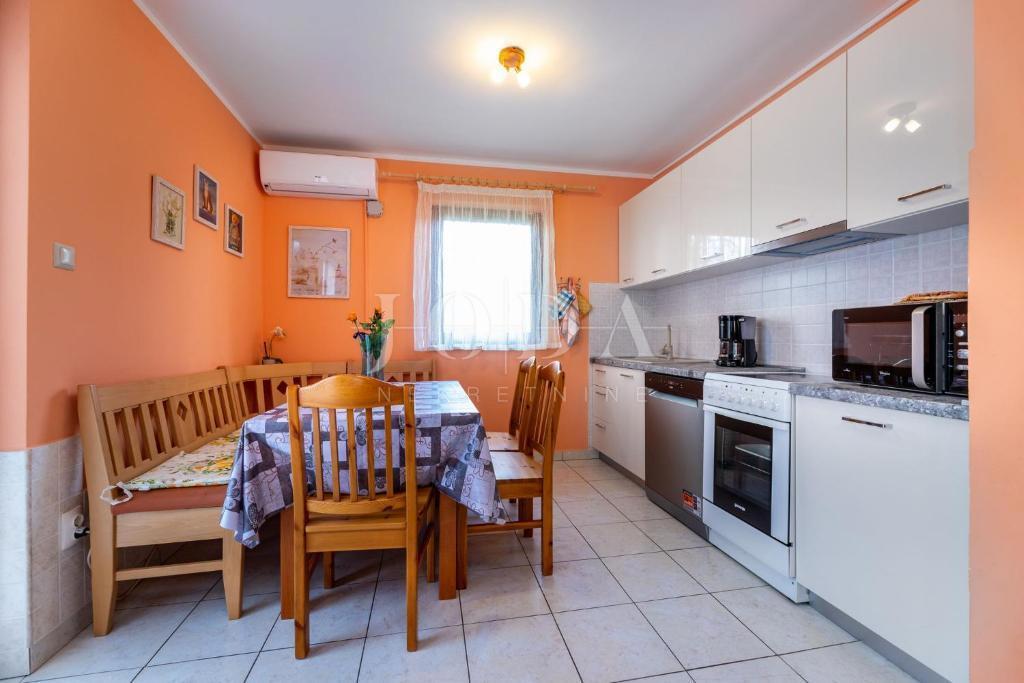 Prostorno stanovanje v pritličju z urejenim vrtom