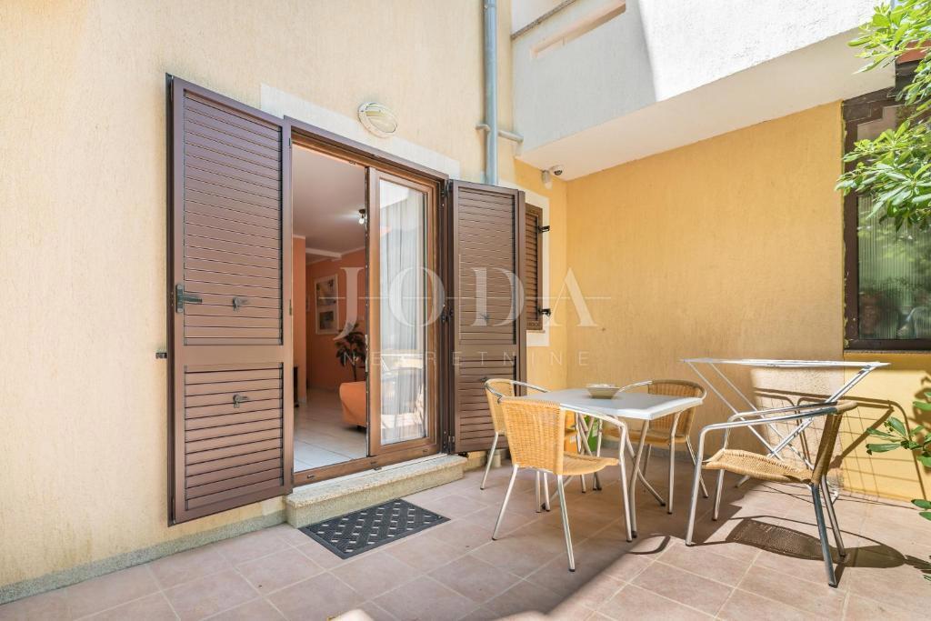 Prostorno stanovanje v pritličju z urejenim vrtom