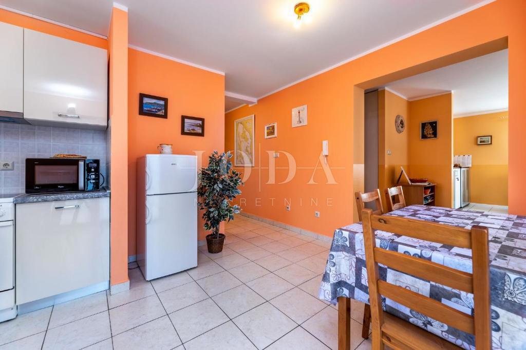 Prostorno stanovanje v pritličju z urejenim vrtom