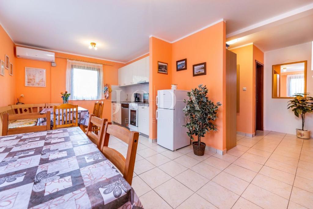 Prostorno stanovanje v pritličju z urejenim vrtom