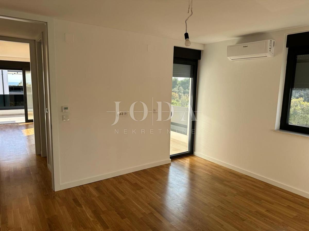 Apartma z bazenom in strešno teraso, novogradnja, otok Krk