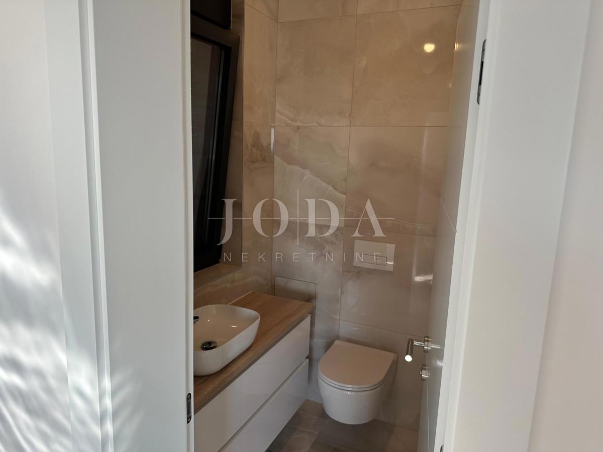 Apartma z bazenom in strešno teraso, novogradnja, otok Krk