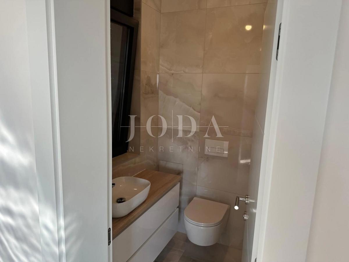 Apartma z bazenom in strešno teraso, novogradnja, otok Krk