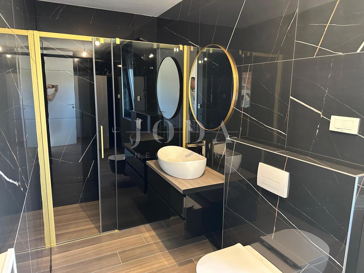 Apartma z bazenom in strešno teraso, novogradnja, otok Krk