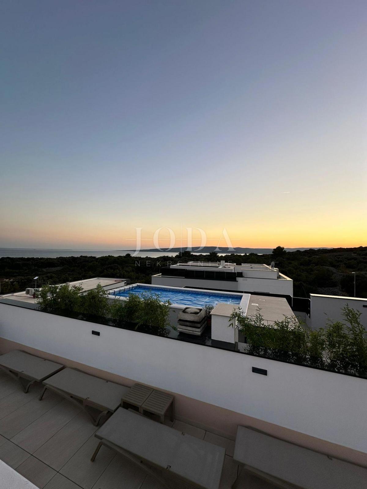 Apartma z bazenom in strešno teraso, novogradnja, otok Krk