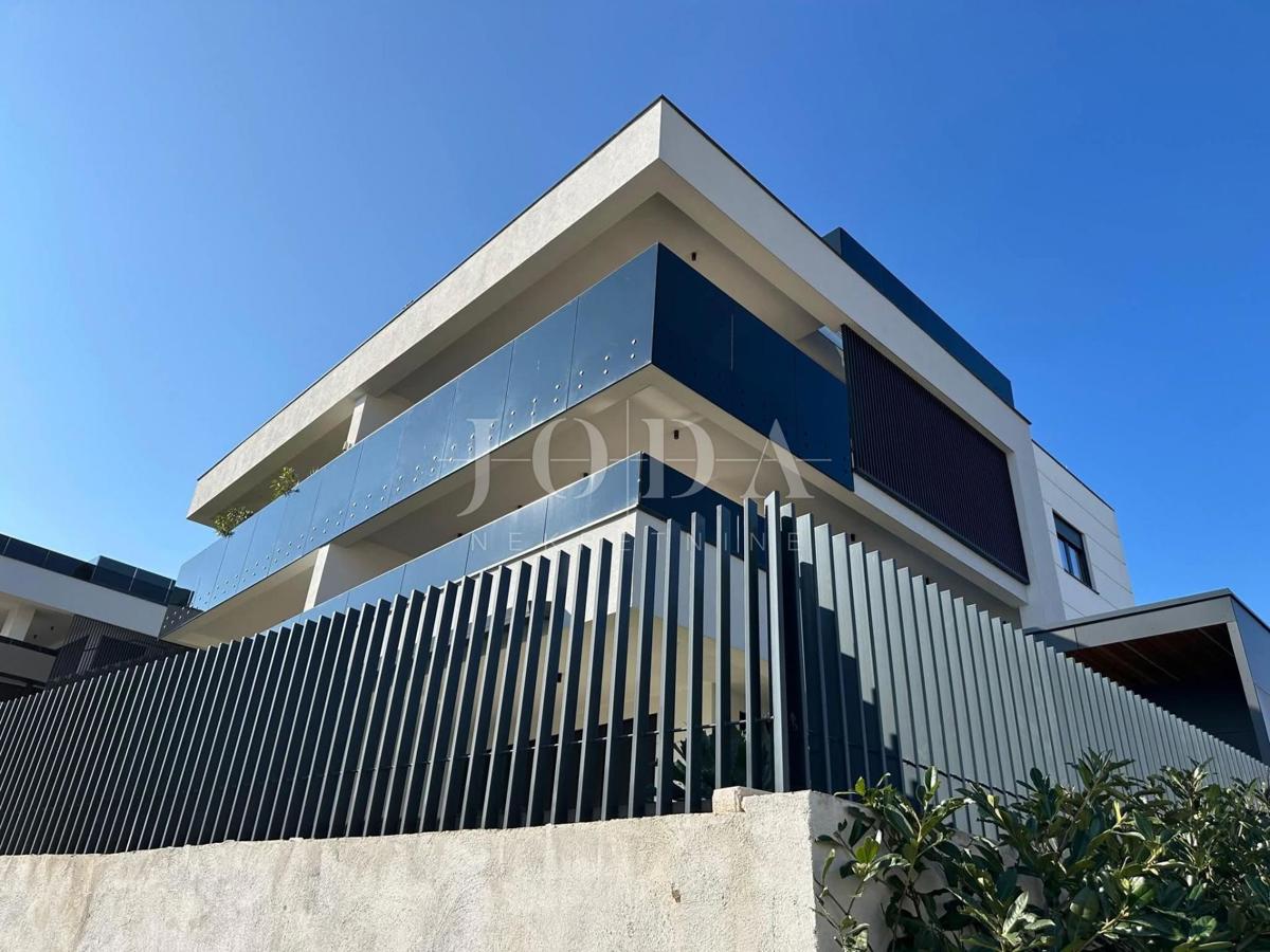 Apartma z bazenom in strešno teraso, novogradnja, otok Krk