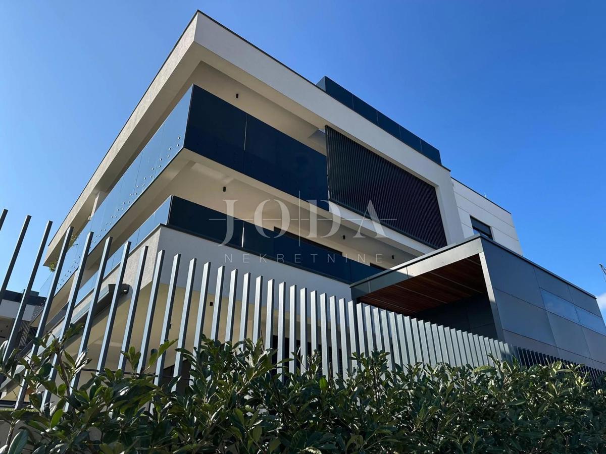 Apartma z bazenom in strešno teraso, novogradnja, otok Krk