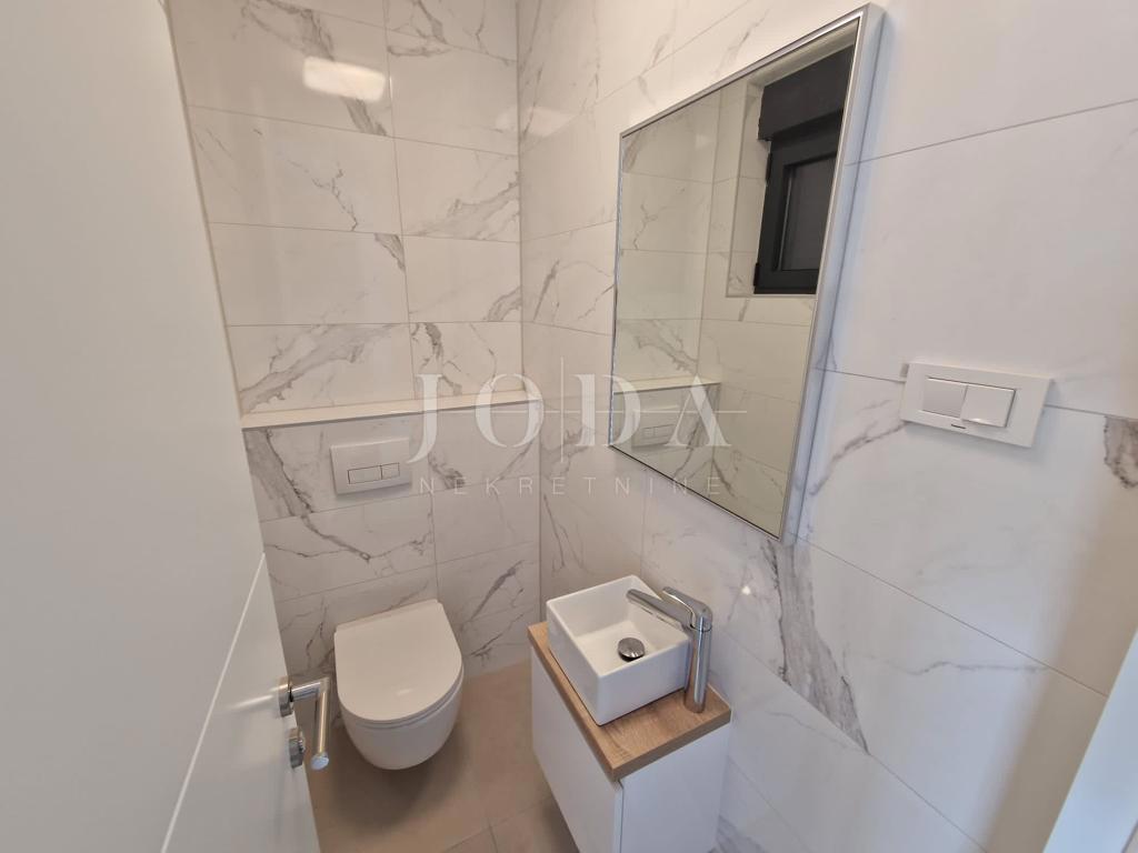 Apartma z bazenom in strešno teraso, novogradnja, otok Krk