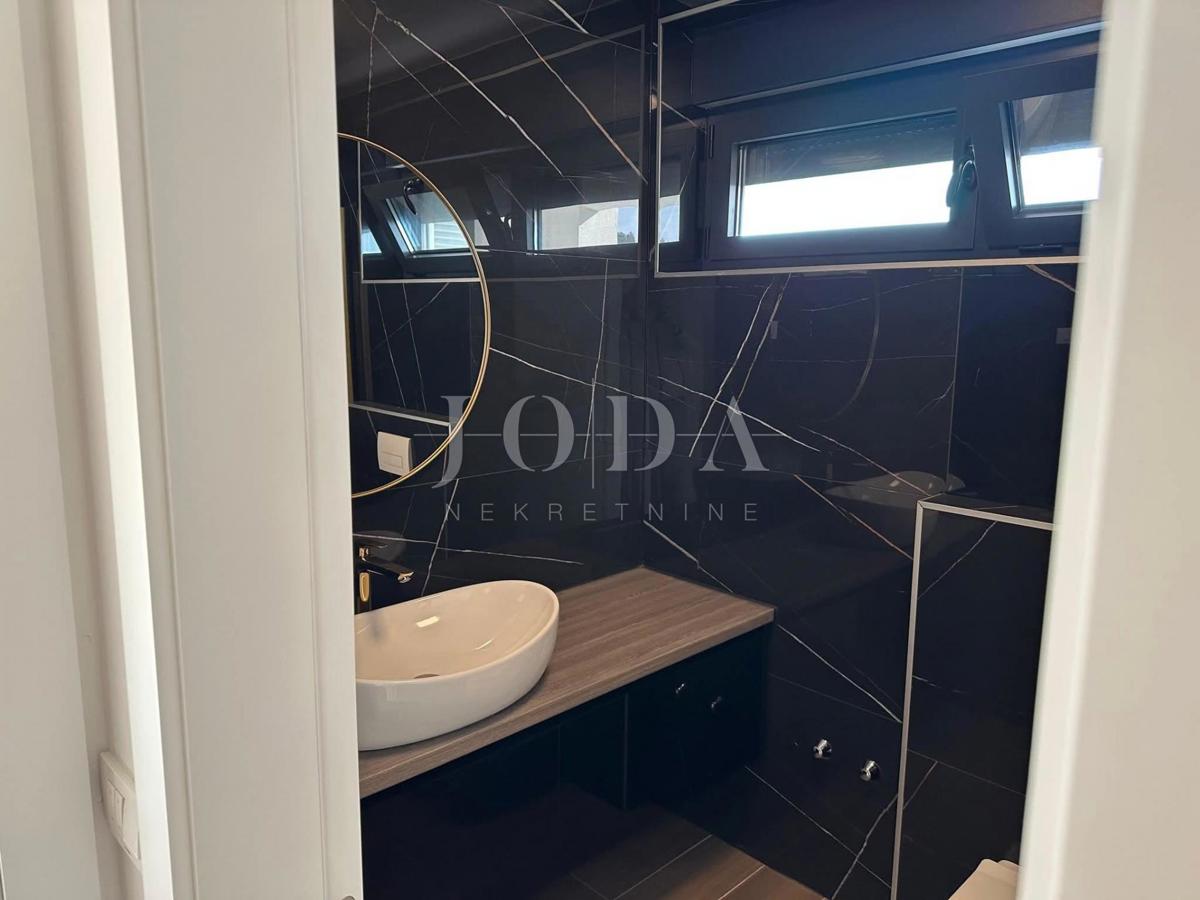 Apartma z bazenom in strešno teraso, novogradnja, otok Krk
