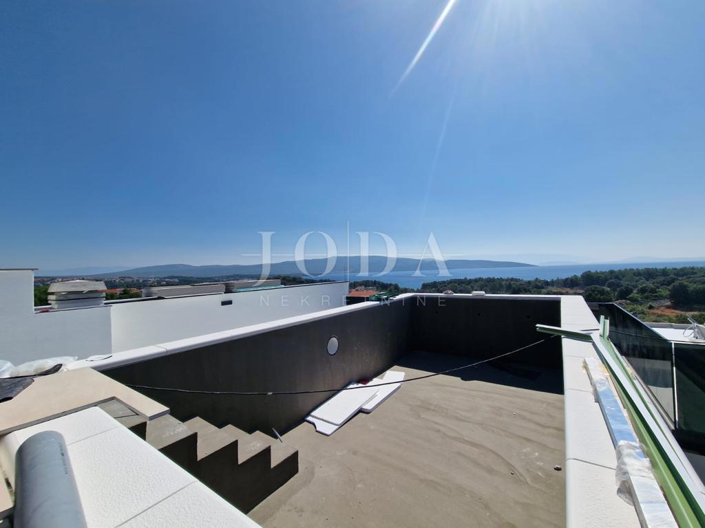 Apartma z bazenom in strešno teraso, novogradnja, otok Krk