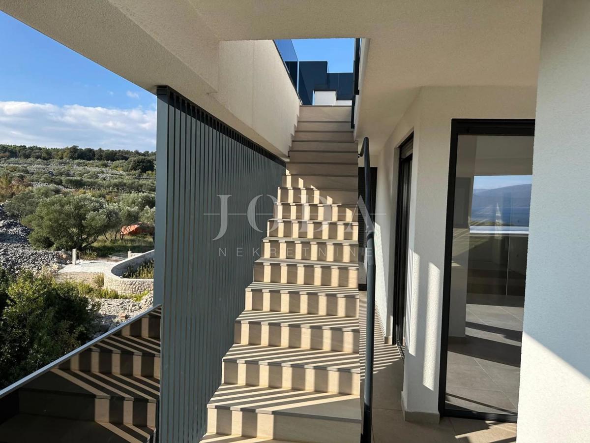 Apartma z bazenom in strešno teraso, novogradnja, otok Krk