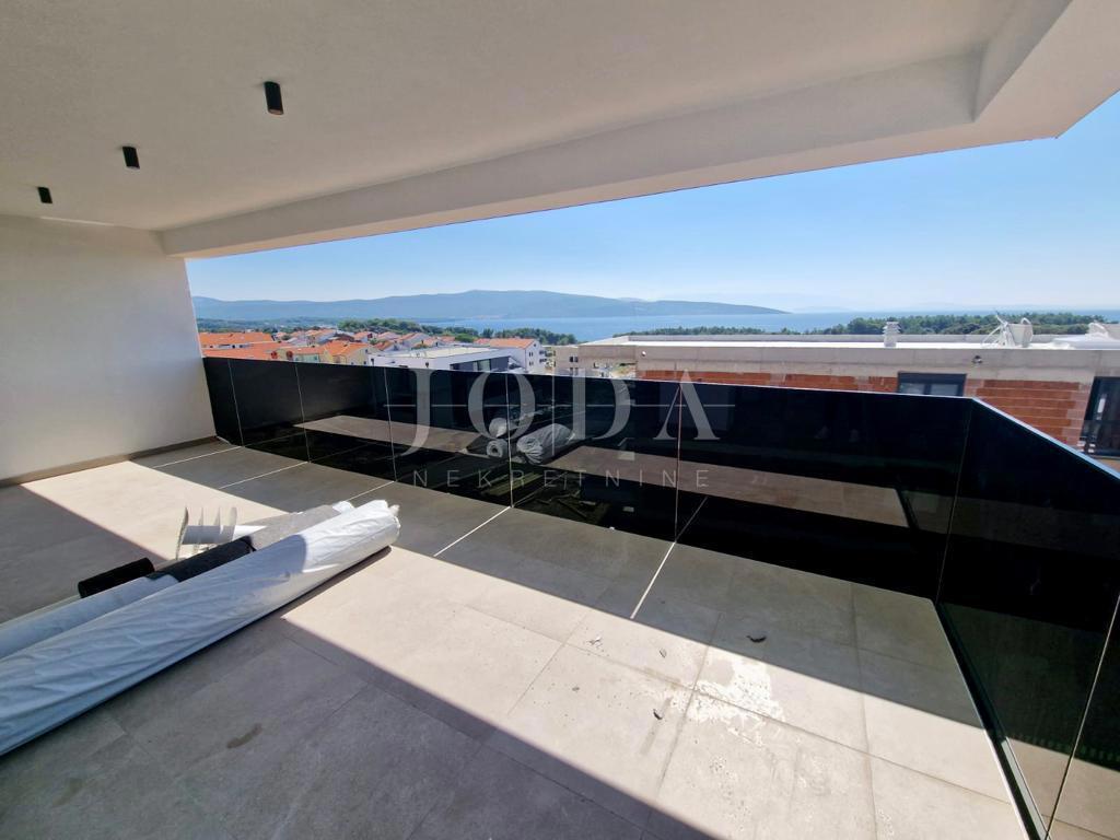 Apartma z bazenom in strešno teraso, novogradnja, otok Krk