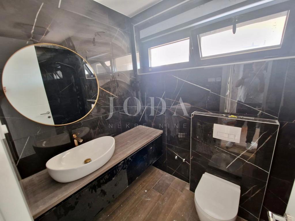 Apartma z bazenom in strešno teraso, novogradnja, otok Krk