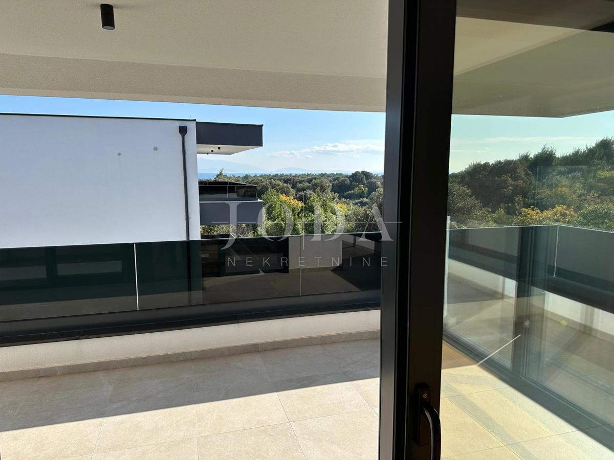 Apartma z bazenom in strešno teraso, novogradnja, otok Krk