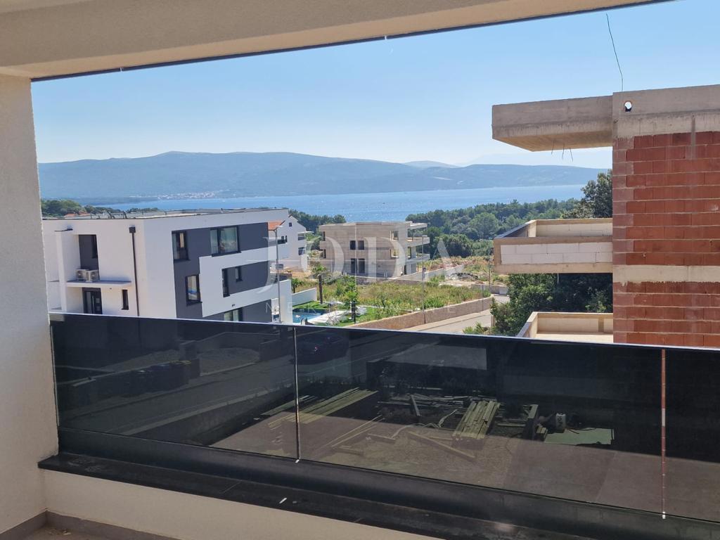 Apartma z bazenom in strešno teraso, novogradnja, otok Krk