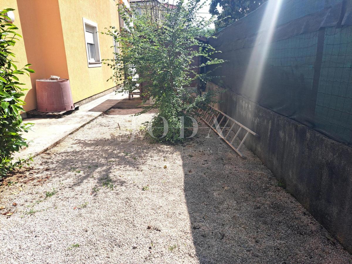 Enosobno stanovanje s prostorom v mansardi, okolica Malinske