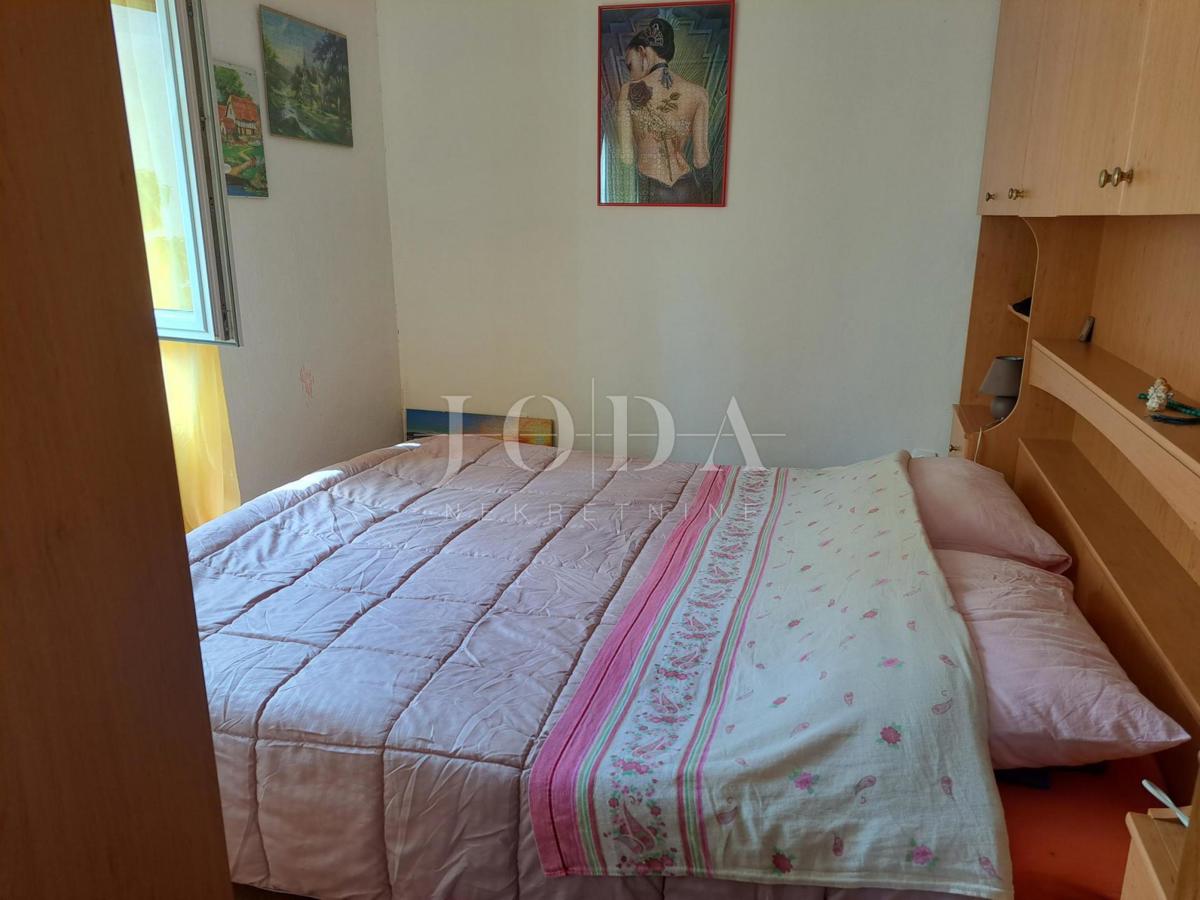 Enosobno stanovanje s prostorom v mansardi, okolica Malinske