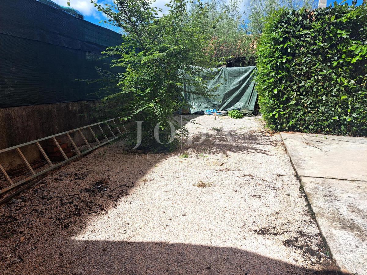 Enosobno stanovanje s prostorom v mansardi, okolica Malinske