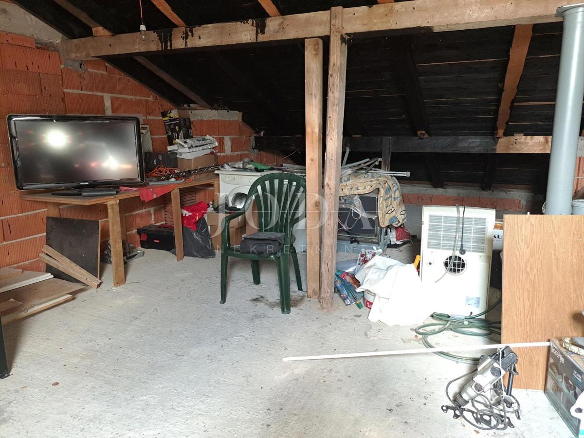 Enosobno stanovanje s prostorom v mansardi, okolica Malinske