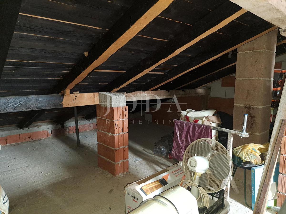 Enosobno stanovanje s prostorom v mansardi, okolica Malinske