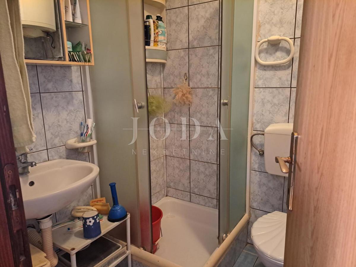 Enosobno stanovanje s prostorom v mansardi, okolica Malinske